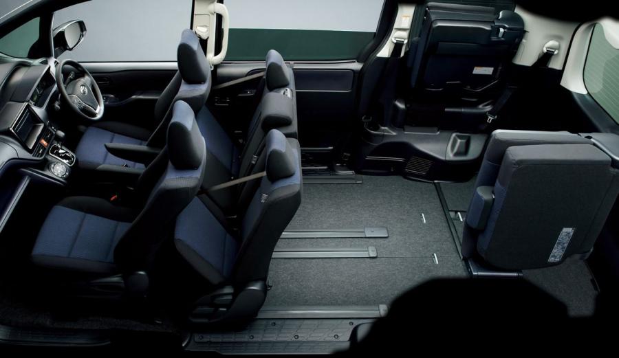  Toyota Voxy 2015 года  (фото 14 из 27)